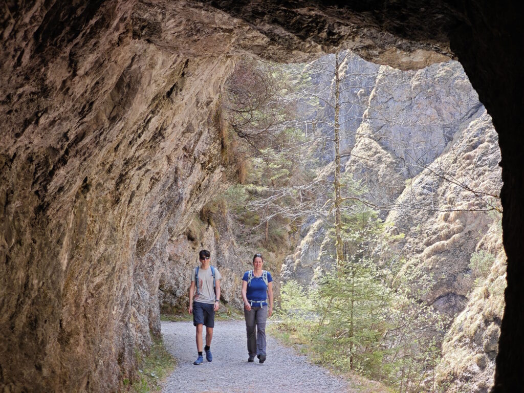 Kundler Klamm Wanderung - durch Felsentunnel